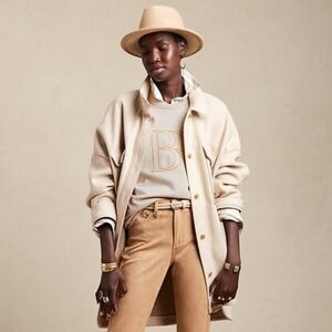 Banana Republic Oyster Pearl Logo Crew Neck Sweatshirt Sz M | Soft Fleece Neutra